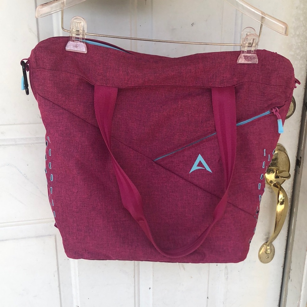Apera shoulder gym bag burgundy color